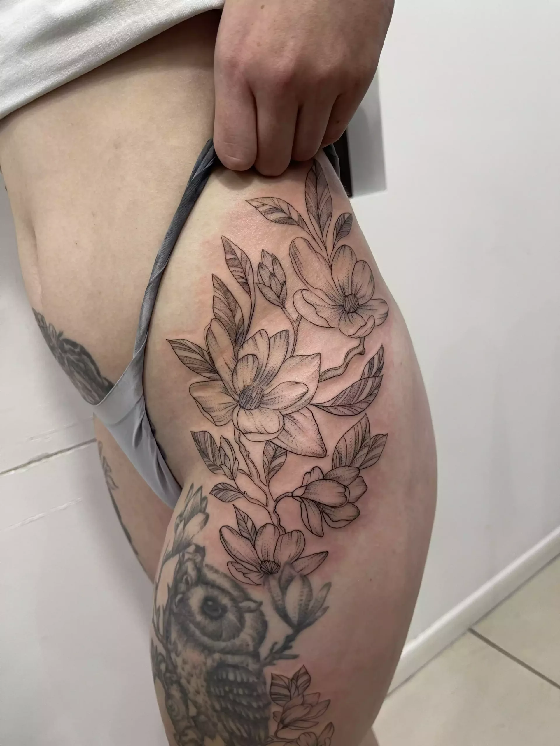 Tatouage Fleurs cuisse - Loga Tattoo - salon de tatouage Lens