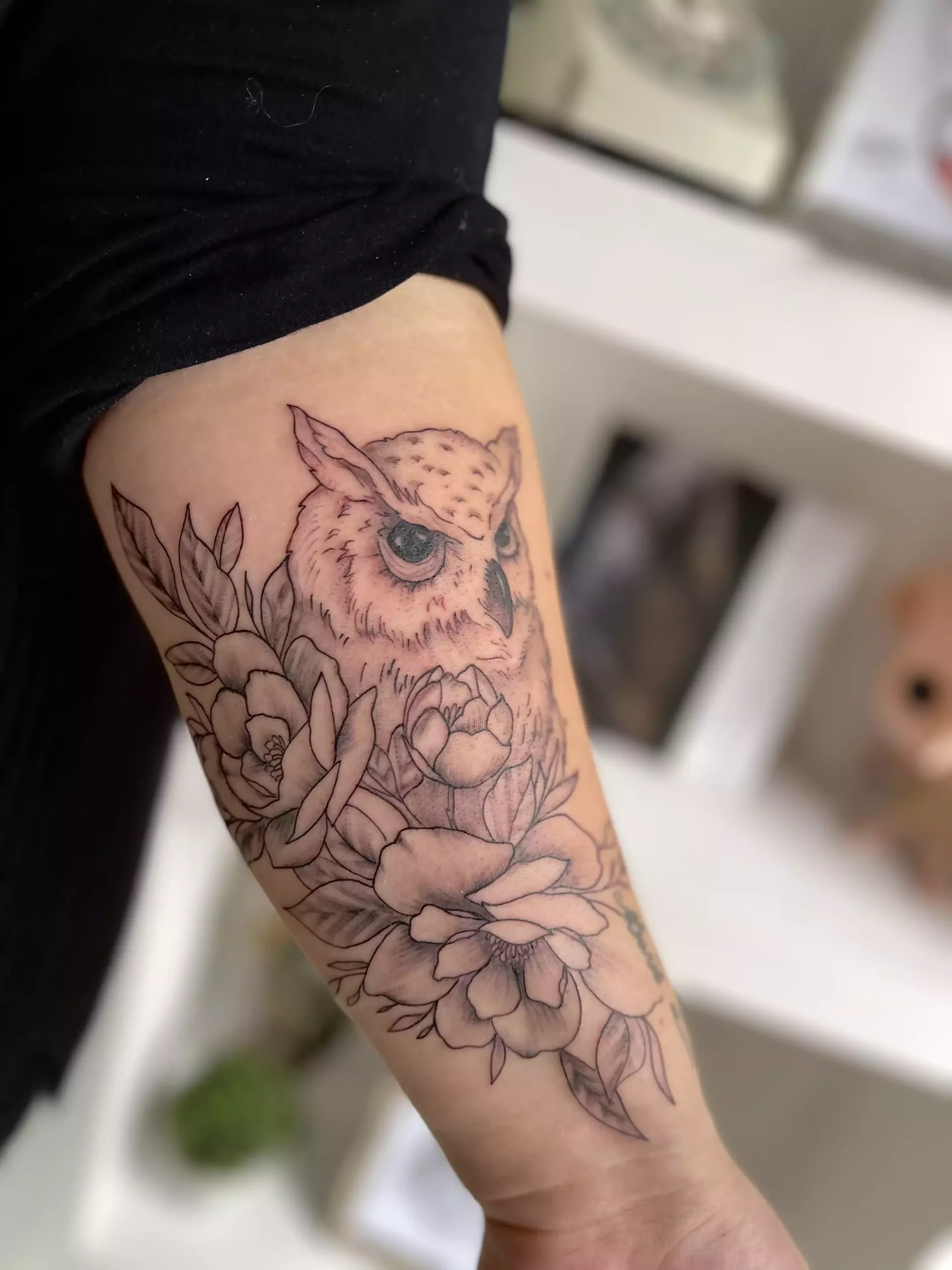 Tatouage hibou fleurs avant-bras - Loga Tattoo - salon de tatouage Lens